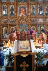 Архиерейское служение в Фомину Неделю. Увеличить изображение. 146кБ.