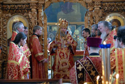 Архиерейское служение в Фомину Неделю. Увеличить изображение. 146кБ.