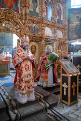 Архиерейское служение в Фомину Неделю. Увеличить изображение. 146кБ.