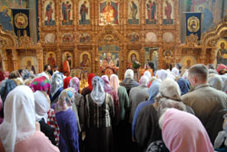 Архиерейское служение в Фомину Неделю. Увеличить изображение. 146кБ.