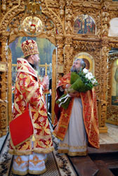 Архиерейское служение в Фомину Неделю. Увеличить изображение. 146кБ.