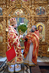 Архиерейское служение в Фомину Неделю. Увеличить изображение. 146кБ.
