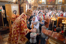 Архиерейское служение в Фомину Неделю. Увеличить изображение. 146кБ.