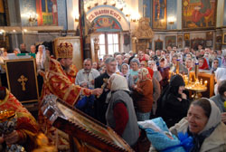 Архиерейское служение в Фомину Неделю. Увеличить изображение. 146кБ.