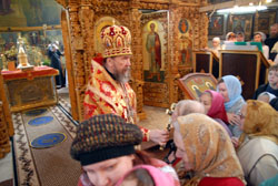 Архиерейское служение в Фомину Неделю. Увеличить изображение. 146кБ.