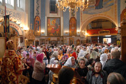 Архиерейское служение в Фомину Неделю. Увеличить изображение. 146кБ.