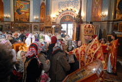 Архиерейское служение в Фомину Неделю. Увеличить изображение. 146кБ.
