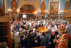 Архиерейское служение в Фомину Неделю. Увеличить изображение. 146кБ.