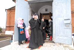 Архиерейское служение в Фомину Неделю. Увеличить изображение. 146кБ.