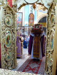 Чин выноса Креста и освящение меда в Свято-Вознесенском соборе. Увеличить изображение. Размер файла: 169,65 Kb [600X800]