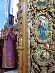 Чин выноса Креста и освящение меда в Свято-Вознесенском соборе. Увеличить изображение. Размер файла: 154,58 Kb [600X800]