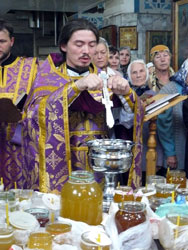 Чин выноса Креста и освящение меда в Свято-Вознесенском соборе. Увеличить изображение. Размер файла: 135,02 Kb [600X800]