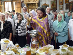 Чин выноса Креста и освящение меда в Свято-Вознесенском соборе. Увеличить изображение. Размер файла: 130,14 Kb [800X600]