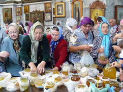 Чин выноса Креста и освящение меда в Свято-Вознесенском соборе. Увеличить изображение. Размер файла: 159,72 Kb [800X600]