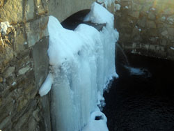 Родник около Свято-Вознесенского собора г. Набережные Челны. Увеличить изображение. Размер файла: 105,15 Kb [800X600]