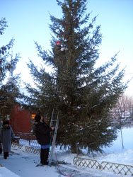 Подготовительные работы к Рождеству в Боровецкой церкви г. Набережные Челны. Увеличить изображение. Размер файла: 182,64 Kb [600X800]