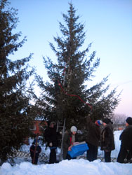 Подготовительные работы к Рождеству в Боровецкой церкви г. Набережные Челны. Увеличить изображение. Размер файла: 152,84 Kb [600X800]