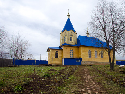 Монашево.  Церковь на холме
