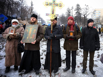 Три иеромонаха несли молебную вахту на майдане, сдерживая агрессию митингующих