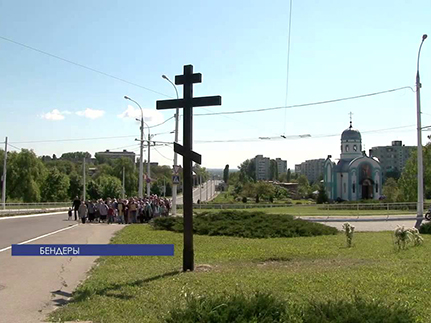 В Бендерах на месте сломанного Поклонного креста установлен новый