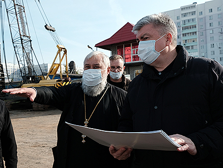 Мэр автограда посетил строительную площадку православной гимназии