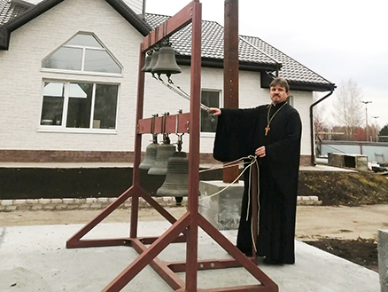 На звоннице в Крестовоздвиженской церкви установили колокола