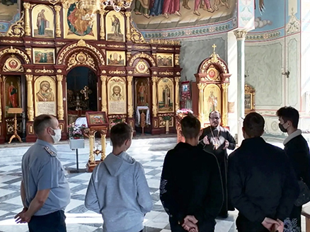 Священник провел экскурсию по храму