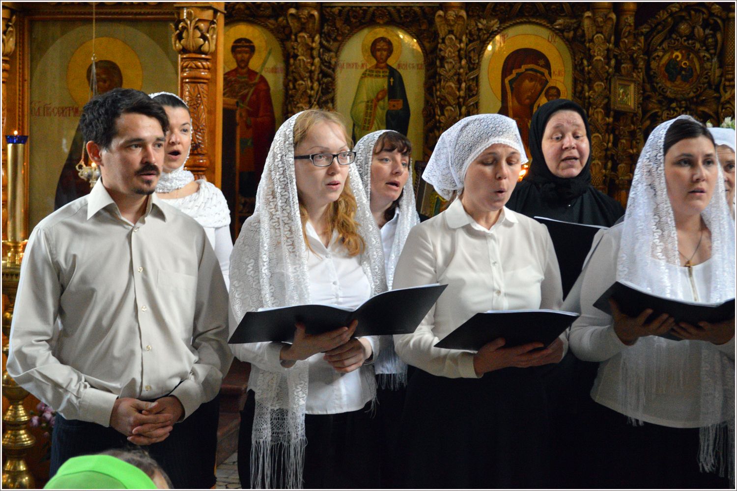 Старообрядческие певчие на клиросе