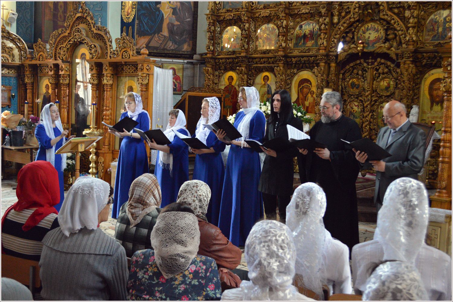 Песнопение послушать. Церковный хор Казань. Торжественное песнопение в церкви. Молитвенные песнопения. Церковный хор поет.