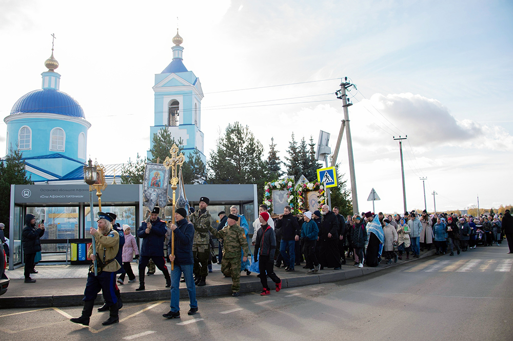 Православные челнинцы приняли участие в общегородском крестном ходе в городе Нижнекамске