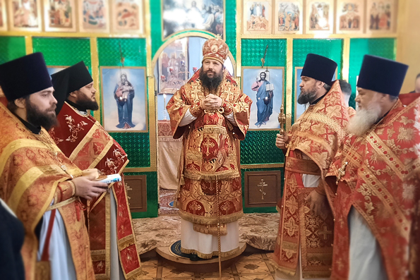 Епископ Набержночелнинский и Елабужский Гавриил отслужил Божественную литургию в день великомученицы Екатерины
