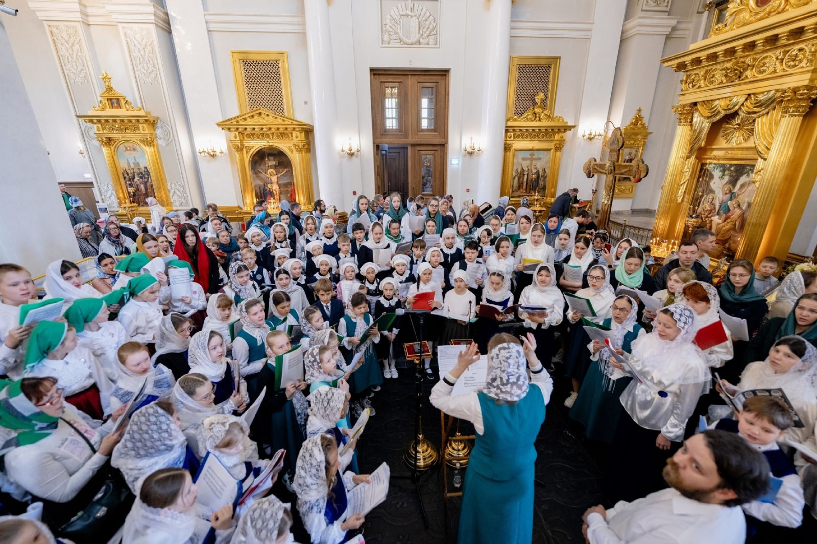 Юные челнинцы приняли участие в архиерейском богослужении в Казани в праздник Входа Господня в Иерусалим