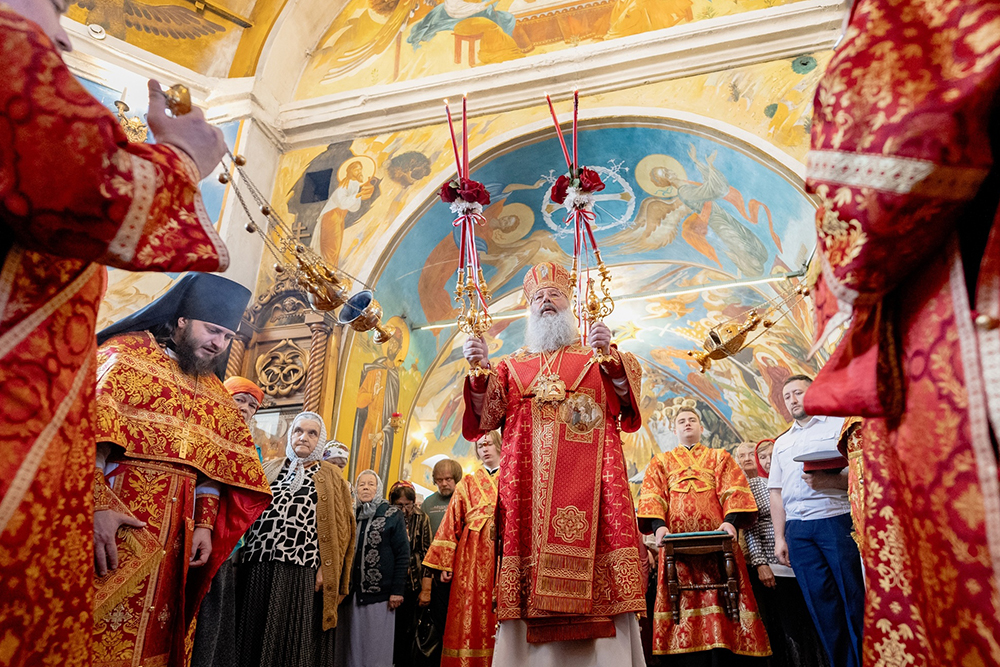 В неделю о самаряныне митрополит Кирилл совершил Литургию в храме Космы и Дамиана