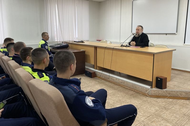 Священник провел беседу со студентами филиала Казанского юридического института