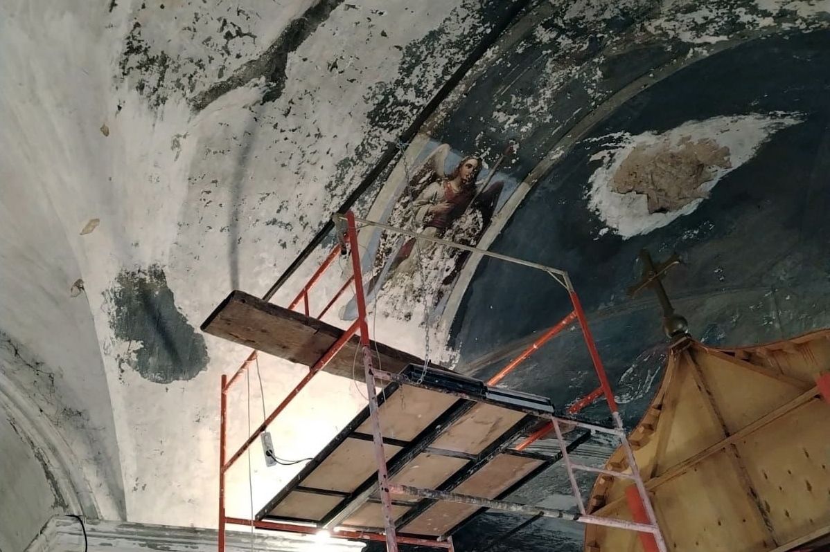 Епископ Гавриил ознакомился с ходом реставрации фресок алтаря Спасского собора