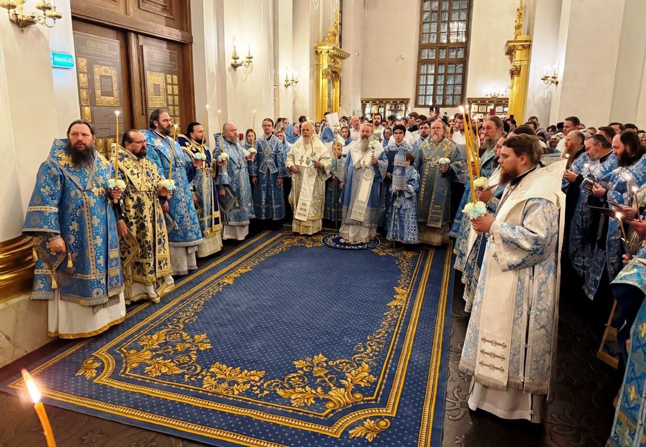 В канун праздника Казанской иконы Божией Матери в Казани состоялось праздничное богослужение