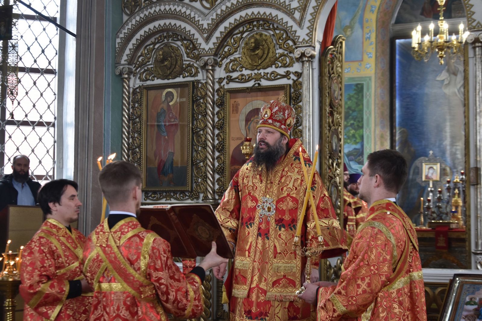 Архиерейская служба изливается любовью