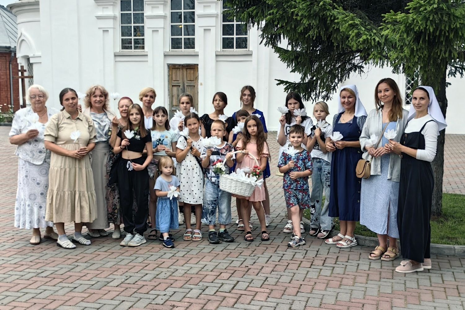 В храмах Серафима Саровского и Космы и Дамиана прошли мастер-классы по изготовлению цветов