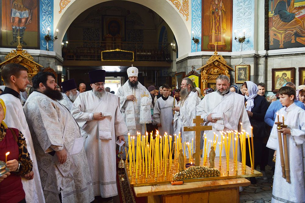 В храмах Набережночелнинской епархии пройдут службы Покровской родительской субботы