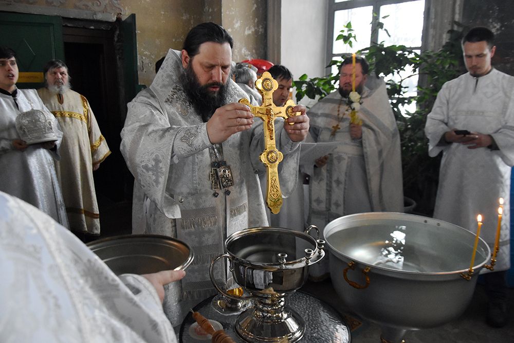 Епископ Гавриил совершил Литургию и освятил воду в сочельник Крещения Господня [+Видео]