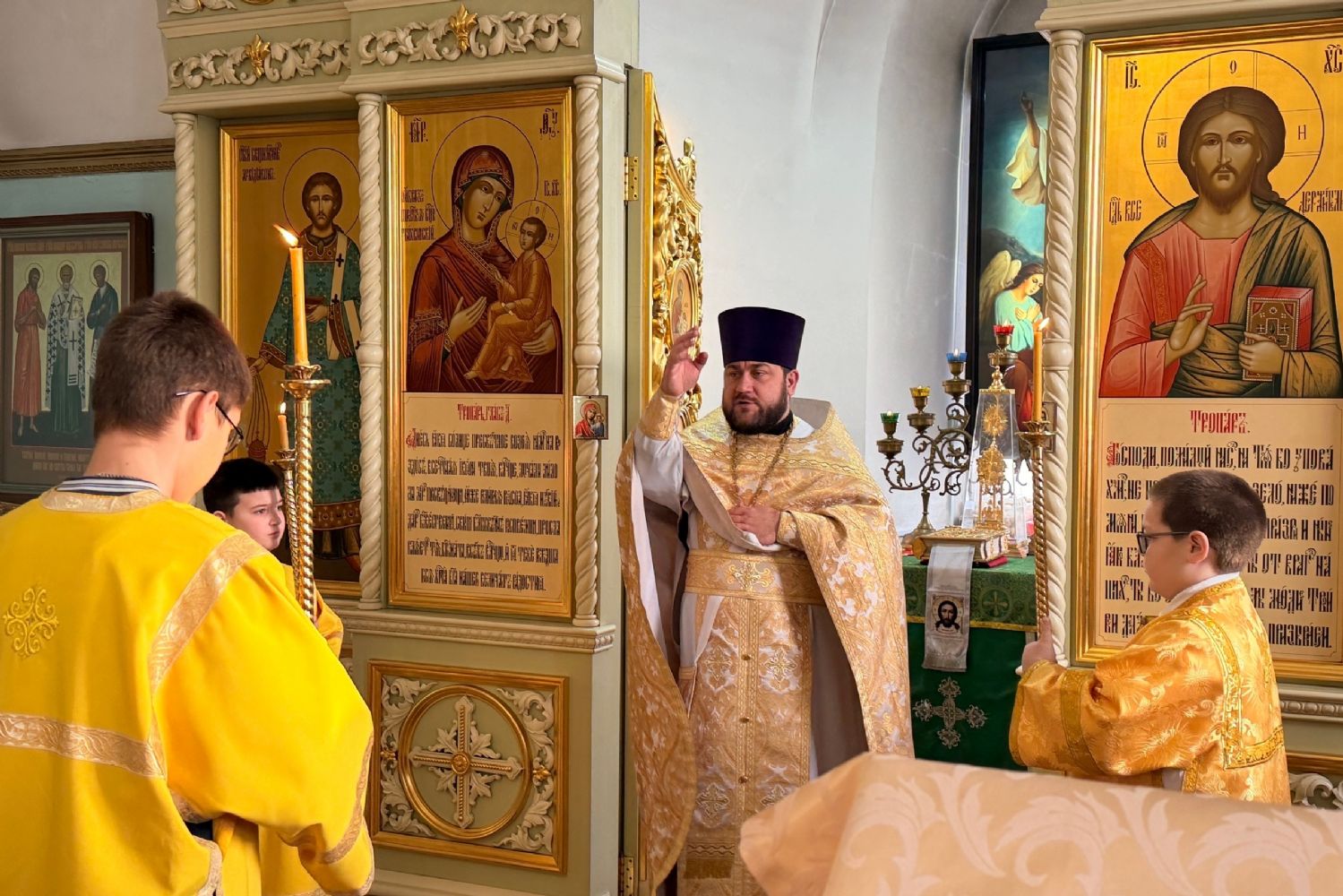 В Никольском соборе Мензелинска прошли службы и мероприятия Рождества Христова