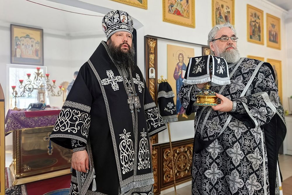 Епископ Гавриил совершил Литургию Преждеосвященных Даров в Крестовоздвиженском храме