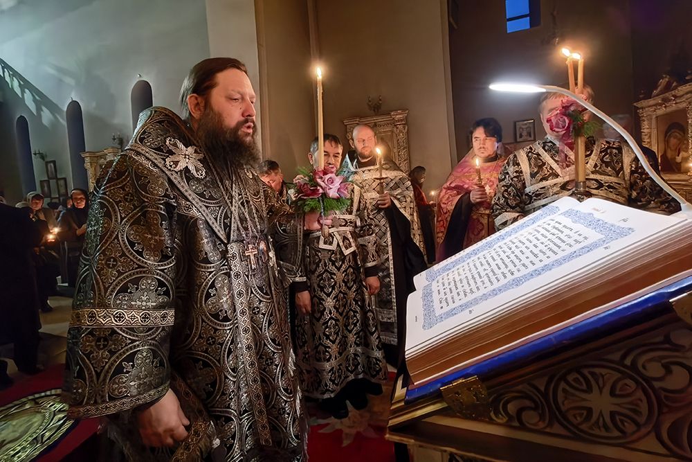 В Неделю Крестопоклонную епископ Гавриил совершил Пассию [+Видео]