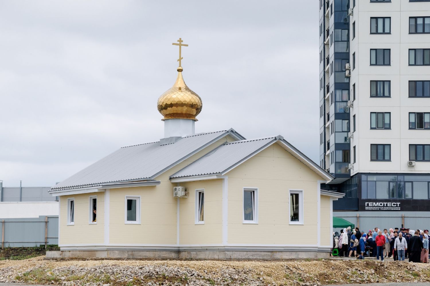 В храме Воскресения Христова проходят регулярные богослужения