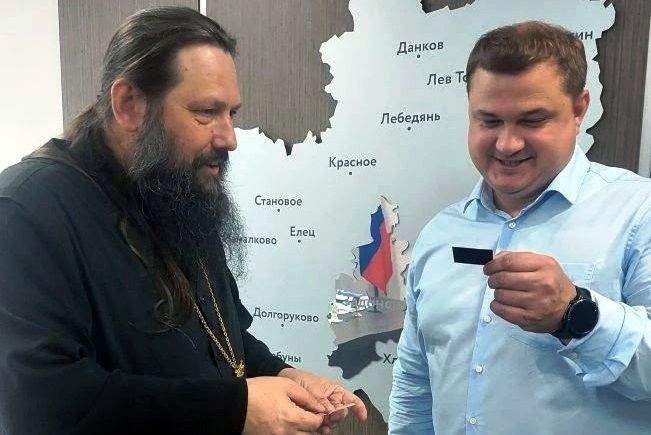 Епископ Гавриил сделал подарок Задонскому краеведческому музею