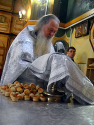 Богослужение в Крещенский сочельник и освящение воды. Увеличить изображение. Размер файла: 94,96 Kb [600X800]