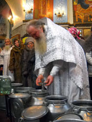 Богослужение в Крещенский сочельник и освящение воды. Увеличить изображение. Размер файла: 108,32 Kb [600X800]