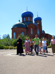 Студенты Свято-Филаретовского института в Боровецкой церкви. Увеличить изображение.Размер файла: 171,57 Kb [600X800]