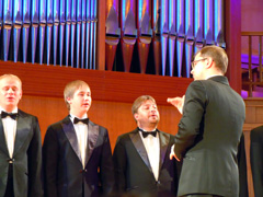 Хор под управлением Альберта Мишина в органном зале. Увеличить изображение. Размер файла: 200,18 Kb [800X600]