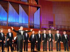 Хор под управлением Альберта Мишина в органном зале. Увеличить изображение. Размер файла: 225,31 Kb [800X600]